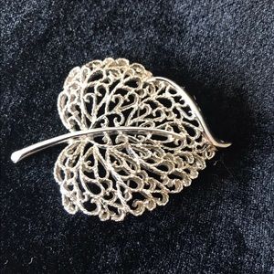 Vintage 70's leaf brooch in filigree style